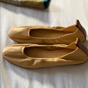 Brazilian made leather flats 7.5 Mercedes Castillo